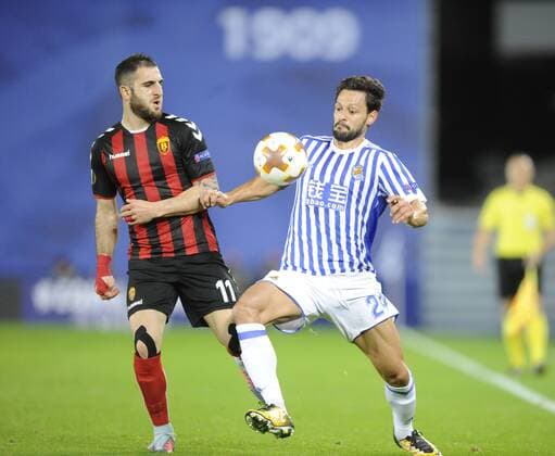 Partido de la Europa League entre la Real Sociedad y el Vardar en Anoeta. En la imagen, De la Bella y Barseghyan. Europa League match between Real Sociedad and Vardar. In this picture, De la Bella and Barseghyan. 