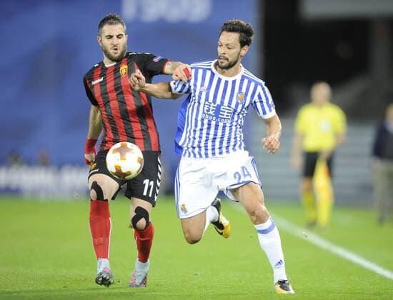 Partido de la Europa League entre la Real Sociedad y el Vardar en Anoeta. En la imagen, De la Bella y Barseghyan. Europa League match between Real Sociedad and Vardar. In this picture, De la Bella and Barseghyan. 