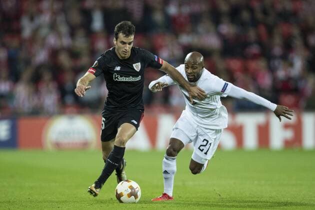 Partido de la Europa League entre el Athletic y el Ostersund en San Mames. En la imagen, Lekue y Bachirou.Europa League match between Athletic and Ostersund. In this picture, Lekue and Bachirou. 