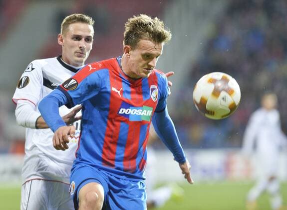 From left MATTIA BOTTANI of Lugano and JAN KOPIC of the Czech football team Viktoria Plzen in action during the match Swiss Lugano vs Viktoria Plzen in the 4th round of the Europa League in Group G in Pilsen, Czech Republic, November 2, 2017. (CTKxPhoto MiroslavxChaloupka) CTKPhotoP201711021197601  cha04