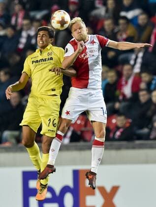 RODRIGO HERNANDEZ of Villarreal, left, and MICK VAN BUREN of Slavia in action during the UEFA European Soccer League group A 4th round match between Villarreal and Slavia Prague at the Eden stadium in Prague, Czech Republic, November 2, 2017. (CTKxPhoto VitxSimanek) CTKPhotoP201711021107201  VIS 006