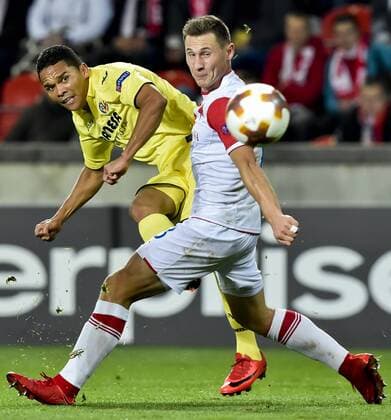 From left CARLOS BACCA of Villarreal and JAROMIR ZMRHAL of Slavia in action during the UEFA European Soccer League group A 4th round match between Villarreal and Slavia Prague at the Eden stadium in Prague, Czech Republic, November 2, 2017. (CTKxPhoto VitxSimanek) CTKPhotoP201711021107901  VIS 007