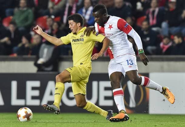 From left PABLO FORNALS, of Villarreal and MICHAEL NGADEU of Slavia in action during the UEFA European Soccer League group A 4th round match between Villarreal and Slavia Prague at the Eden stadium in Prague, Czech Republic, November 2, 2017. (CTKxPhoto VitxSimanek) CTKPhotoP201711021128901  VIS 013