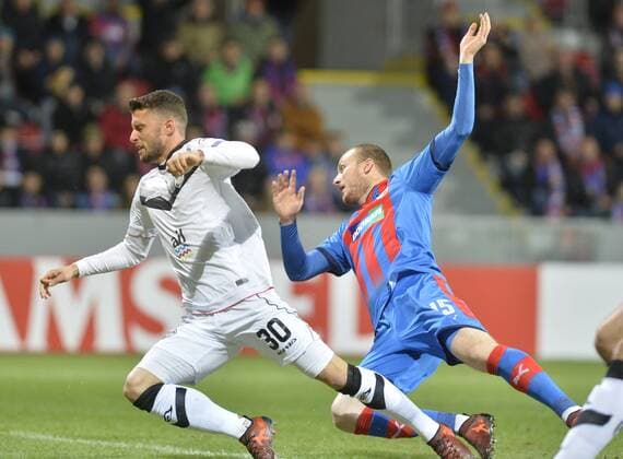From left FABIO DAPRELA of Lugano and MICHAEL KRMENCIK of the Czech football team Viktoria Plzen in action during the match Swiss Lugano vs Viktoria Plzen in the 4th round of the Europa League in Group G in Pilsen, Czech Republic, November 2, 2017. (CTKxPhoto MiroslavxChaloupka) CTKPhotoP201711021130901  _CHA1881
