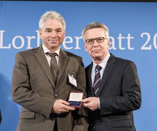 Celebration with the Federal Minister of the Interior Dieter Lauterbach Weltmeister2016 Reiter Einspanner Driving Thomas de Maiziere hands over 46 athletes the Silver Laurel Leaf the highest state award for top sporting performance in Germany Dieter Lauterbach Thomas de Maiziere
