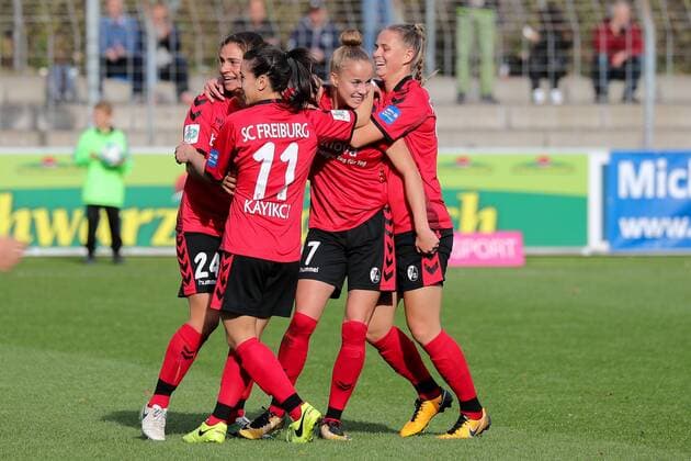 Anja Maike Hegenauer Friborg 24 Hasret Kayikci Freiburg 11 Goalie Giulia Gwinn Freiburg 7 Klara Buehl Klara Buehl Freiburg 21 celebrate goalkeeper goalkeeper celebrate the goal goal celebration Cheering over the goal optimistic Action Action Soccer Allianz Women Bundesliga SC Freiburg VfL Wolfsburg xozx