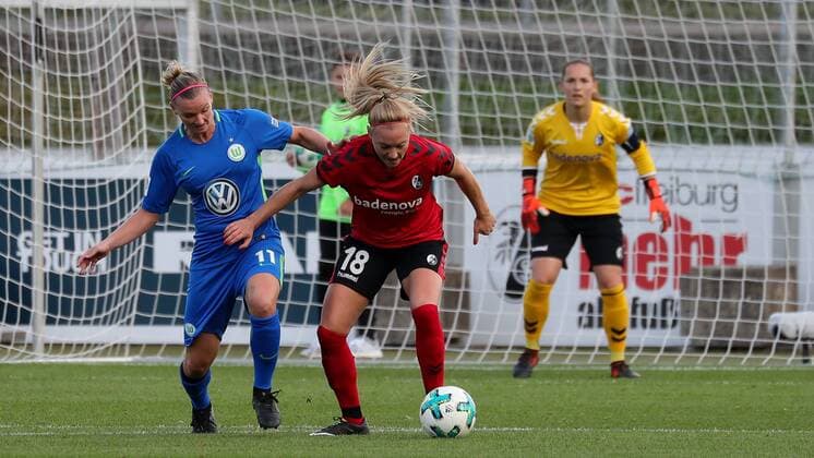 Alexandra Popp Alex Popp Wolfsburg 11 Sarah Puntigam Freiburg 18 Laura Benkarth Goalkeeper Freiburg 1 Duel duel tackle tackling Dynamics Action Action Soccer Allianz Women Bundesliga SC Freiburg VfL Wolfsburg xozx