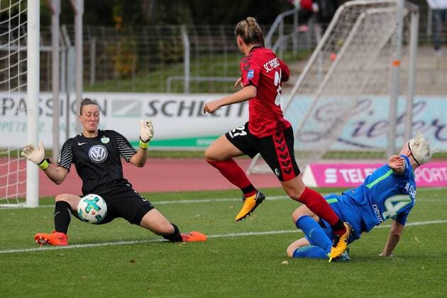 v left Almuth Schult goalkeeper Wolfsburg 1 scored a goal by Klara Buehl Klara Buehl Freiburg 21 Nilla Fischer Wolfsburg 4 parried the ball parade glittering parade holds the ball action action goal chance Soccer Allianz Women Bundesliga SC Freiburg VfL Wolfsburg xozx
