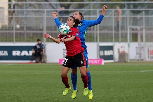 v left Hasret Kayikci Freiburg 11 Babett Peter Wolfsburg 8 Duel duel tackle tackling Dynamics Action Action Football Allianz Women Bundesliga SC Freiburg VfL Wolfsburg xozx