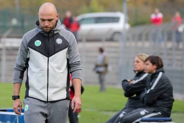 Stephan Lerch Coach Head Coach VfL Wolfsburg Single Action Action Disappointed looking Disappointment Frustration disappointed pessimistic Soccer Allianz Women Bundesliga SC Freiburg VfL Wolfsburg xozx