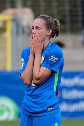 Ewa Pajor Wolfsburg 17 disappointed looking disappointment frustration disappointed pessimistic single action Action Football Allianz Women Bundesliga SC Freiburg VfL Wolfsburg xozx