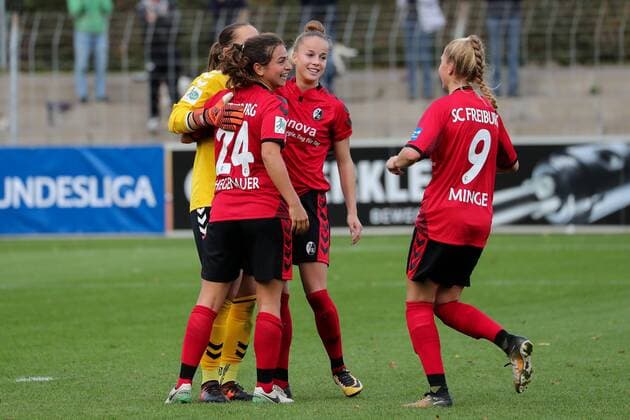 Players from SC Freiburg cheering after the final whistle Victory Winner Jubilant cheers Joy optimistic Action Action Football Alliance Women Bundesliga SC Freiburg VfL Wolfsburg xozx