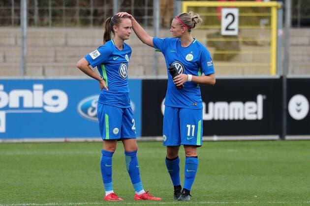 v left Caroline Graham Hansen Wolfsburg 26 will be comforted by Alexandra Popp Alex Popp Wolfsburg 11 disappointed with the loss disappointment after the final whistle lost losers frustration disappointed pessimistic football alliance women Bundesliga SC Freiburg VfL Wolfsburg xozx