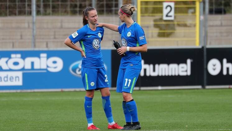 v left Caroline Graham Hansen Wolfsburg 26 will be comforted by Alexandra Popp Alex Popp Wolfsburg 11 disappointed with the loss disappointment after the final whistle lost losers frustration disappointed pessimistic football alliance women Bundesliga SC Freiburg VfL Wolfsburg xozx