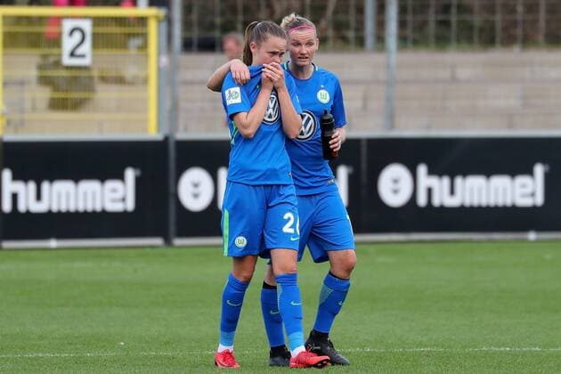 v left Caroline Graham Hansen Wolfsburg 26 will be comforted by Alexandra Popp Alex Popp Wolfsburg 11 disappointed with the loss disappointment after the final whistle lost losers frustration disappointed pessimistic football alliance women Bundesliga SC Freiburg VfL Wolfsburg xozx