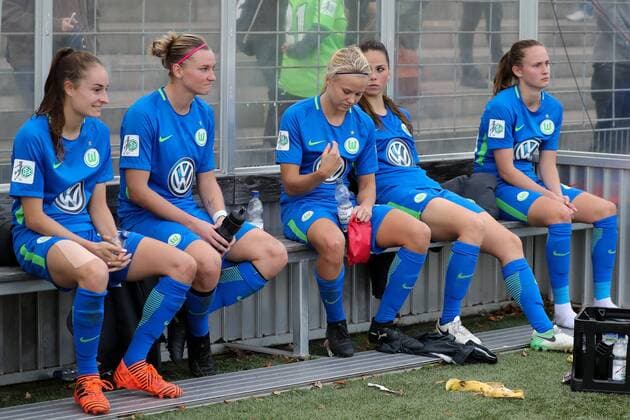Tessa Wullaert Wolfsburg 10 Alexandra Popp Alex Popp Wolfsburg 11 Pernille Harder Wolfsburg 22 Sara Björk Gunnarsdottir Sara Bjoerk Gunnarsdottir Wolfsburg 7 Caroline Graham Hansen Wolfsburg 26 disappointed with the defeat disappointment after the final whistle lost losers frustration disappointed pessimistic football Allianz Women Bundesliga SC Freiburg VfL Wolfsburg xozx