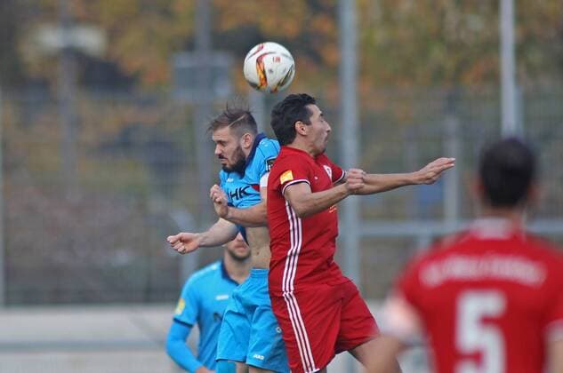 04 11 2017 xilx Football Hessenliga Rot Weiss Frankfurt SC Hessen Dreieich emspor v l Niko Opper Kapitaen SC Hessen Dreieich Paul Preffer Red Weiss Walldorf Frankfurt am Main