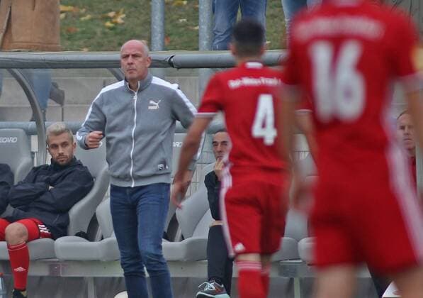 Mario Basler Coach Rot Weiss Frankfurt 04 11 2017 xilx Football Hessenliga Rot Weiss Frankfurt SC Hessen Dreieich emspor v l Frankfurt am Main