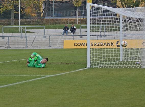 04 11 2017 xilx Football Hessenliga Rot Weiss Frankfurt SC Hessen Dreieich emspor v l Frankfurt am Main