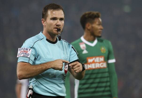 SOCCER - BL, Sturm vs Rapid GRAZ,AUSTRIA,04.NOV.17 - SOCCER - tipico Bundesliga, SK Sturm Graz vs SK Rapid Wien. Image shows referee Dieter Muckenhammer. Keywords: Wien Energie. GEPAxpictures xWolfgangxGrebien