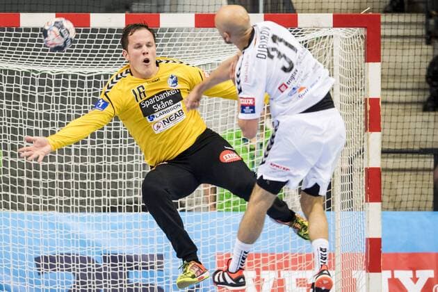 171104 Vardars Timur Dibirov skjuter mot Kristianstads malvakt Richard Kappelin under handbollsmatchen i Champions League mellan Kristianstad och Vardar den 4 november 2017 i Kristianstad .  Copyright: PETTERxARVIDSON BB171104PA017