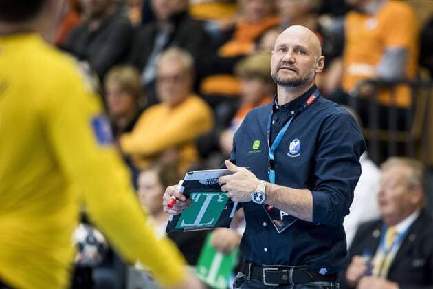 171104 Kristianstads tränare Ola Lindgren under handbollsmatchen i Champions League mellan Kristianstad och Vardar den 4 november 2017 i Kristianstad .  Copyright: PETTERxARVIDSON BB171104PA033