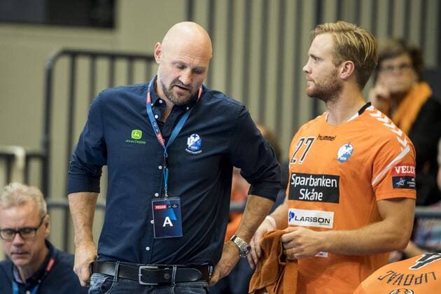 171104 Kristianstads tränare Ola Lindgren deppar under handbollsmatchen i Champions League mellan Kristianstad och Vardar den 4 november 2017 i Kristianstad .  Copyright: PETTERxARVIDSON BB171104PA034