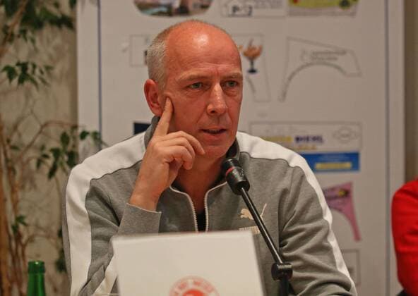 04 11 2017 xilx Football Hessenliga Rot Weiss Frankfurt SC Hessen Dreieich emspor v l Mario Basel coach Rot Weiss Frankfurt Press conference grins a bit Frankfurt am Main