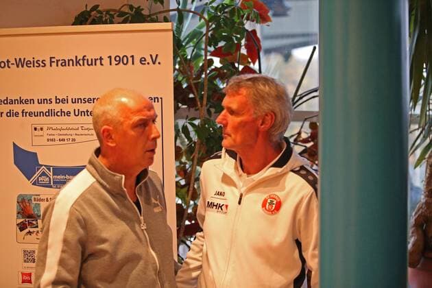 04 11 2017 xilx Soccer Hessenliga Rot Weiss Frankfurt SC Hessen Dreieich emspor v l Mario Basel coach Rot Weiss Frankfurt Rudi Bommer coach SC Hessen Dreieich Frankfurt am Main