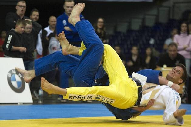Deutsche Judo Bundesliga, Finale (04.11.2017). Finale Hamburger JT - KSV Esslingen Dominic Ressel (blau hinten Hamburg) mit einem Ippon gegen Felix Kurz (re. Esslingen). Leipzig Sachsen Deutschland *** German Judo Bundesliga Final 04 11 2017 Final Hamburg JT KSV Esslingen Dominic Ressel blue behind Hamburg with an Ippon against Felix Kurz re Esslingen Leipzig Saxony Germany