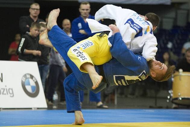 Deutsche Judo Bundesliga, Finale (04.11.2017). Finale Hamburger JT - KSV Esslingen Dominic Ressel (re Hamburg) mit einem Ippon gegen Felix Kurz (oben Esslingen). Leipzig Sachsen Deutschland *** German Judo Bundesliga Final 04 11 2017 Final Hamburger JT KSV Esslingen Dominic Ressel re Hamburg with an Ippon against Felix Kurz above Esslingen Leipzig Saxony Germany