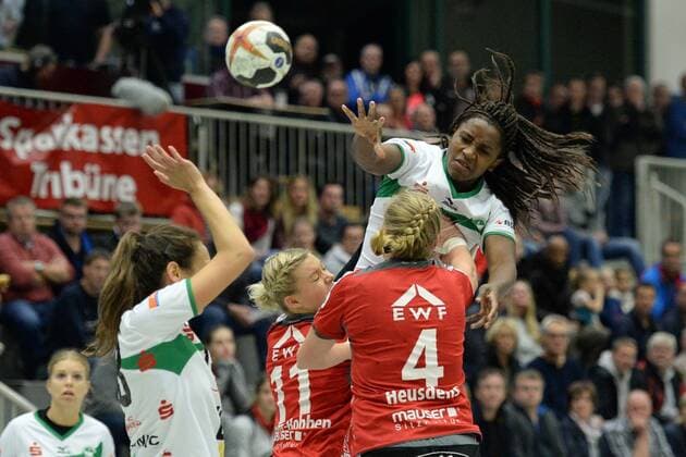 HSG Bad Wildungen Vipers L Sabine Heusdens HSG Bad Wildungen Vipers NR 4 Handball DHB Pokal 3 Round Women HSG Bad Wildungen Vipers vs Frisch On Goeppingen 04 11 2017 Bad Wildungen Copyright: xEibner-Pressefoto RolandxSippelx EP_RSL
