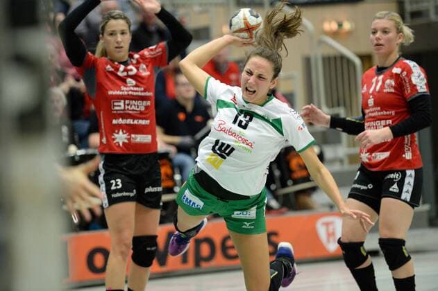 Iris Guberinic Frisch On Goeppingen at the throw Laura Nicoleta Vasilescu HSG Bad Wildungen Vipers L Miranda Schmidt Robben HSG Bad Wildungen Vipers R Handball DHB Cup 3 Round Women HSG Bad Wildungen Vipers vs Frisch On Goeppingen 04 11 2017 Bad Wildungen Copyright: xEibner-Pressefoto RolandxSippelx EP_RSL