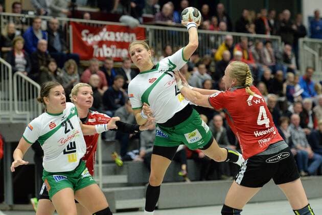 HSG Bad Wildungen Vipers R Petra Adamkova Frisch On Goeppingen L Miranda Schmidt Robben HSG Bad Wildungen Vipers L back Handball DHB Pokal 3 Round Women HSG Bad Wildungen Vipers vs Frisch On Goeppingen 04 11 2017 Bad Wildungen Copyright: xEibner-Pressefoto RolandxSippelx EP_RSL