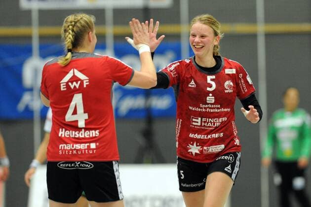 Cheering at Tamara Haggerty HSG Bad Wildungen Vipers R with Sabine Heusdens HSG Bad Wildungen Vipers Handball DHB Pokal 3 Round Women HSG Bad Wildungen Vipers vs Frisch On Goeppingen 04 11 2017 Bad Wildungen Copyright: xEibner-Pressefoto RolandxSippelx EP_RSL