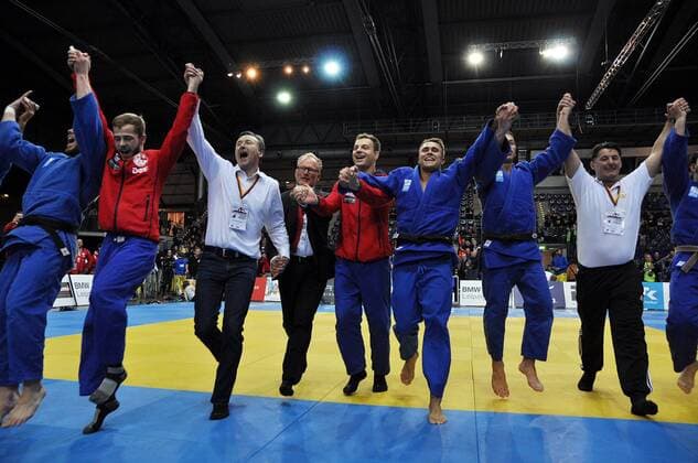 Deutsche Judo Bundesliga, Finale (04.11.2017). Finale Hamburger JT - KSV Esslingen Das Hamburger Judoteam feiert den Deutschen Meistertitel die Meisterschaft. Leipzig Sachsen Deutschland *** German Judo Bundesliga Final 04 11 2017 Final Hamburger JT KSV Esslingen The Hamburg judo team celebrates the German championship title of the championship Leipzig Saxony Germany