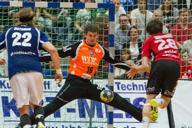 Bjoergvin Pall Gustavsson 1 TW Bergischer HC parried seven meters by Lasse Seidel 28 HSG Nordhorn Lingen Bergischer HC vs HSG Nordhorn Lingen Handball 2 Bundesliga 04 11 17 Solingen NRW Germany Klingenhalle Copyright: xcdnx