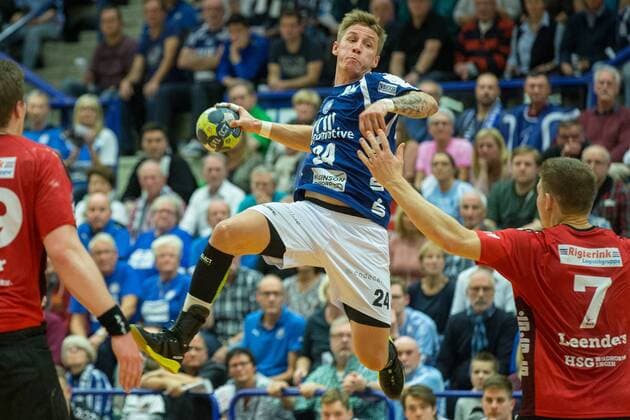 Linus Arnesson 24 Bergischer HC in the throw against Toon Leenders 7 HSG Nordhorn Lingen Bergischer HC vs HSG Nordhorn Lingen Handball 2 Bundesliga 04 11 17 Solingen NRW Germany Klingenhalle Copyright: xcdnx