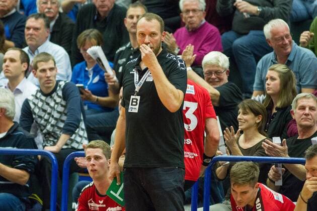 Heiner Bültmann Coach Coach HSG Nordhorn Lingen thoughtfully on the sidelines Bergischer HC vs HSG Nordhorn Lingen Handball 2 Bundesliga 04 11 17 Solingen NRW Germany Klingenhalle Copyright: xcdnx