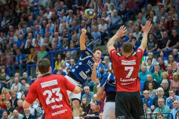 Maximilian Leon Bettin 2 Bergischer HC on the throw in front Jens Wiese 23 HSG Nordhorn Lingen and Toon Leenders 7 HSG Nordhorn Lingen Bergischer HC vs HSG Nordhorn Lingen Handball 2 Bundesliga 04 11 17 Solingen NRW Germany Klingenhalle Copyright: xcdnx