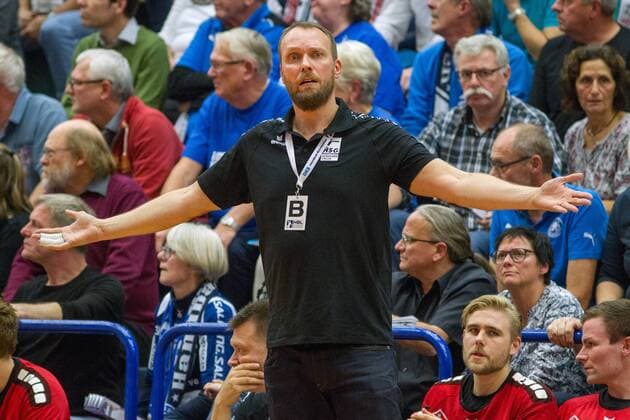 Heiner Bültmann Coach Coach HSG Nordhorn Lingen clueless questioning on the sidelines Bergischer HC vs HSG Nordhorn Lingen Handball 2 Bundesliga 04 11 17 Solingen NRW Germany Klingenhalle Copyright: xcdnx
