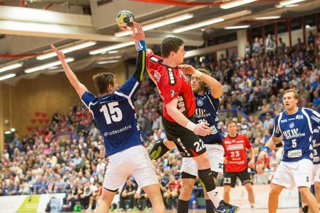 Milan Kotrc 15 Bergischer HC and Fabian Gutbrod 22 Bergischer HC stop Philipp Vorlicek 22 HSG Nordhorn Lingen at the throw Bergischer HC vs HSG Nordhorn Lingen Handball 2 Bundesliga 04 11 17 Solingen NRW Germany Klingenhalle Copyright: xcdnx