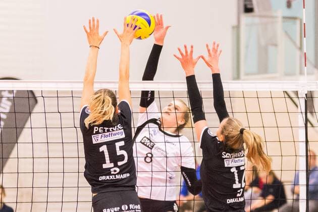 Annalena Grätz Black White Erfurt 8 in the attack against the block by Jennifer Pettke Red Ravens Vilsbiburg 15 and Clarisa Sagardia Red Ravens Vilsbiburg 12 Volleyball 1 Bundesliga Women Black White Erfurt Red Ravens Vilsbiburg xprx