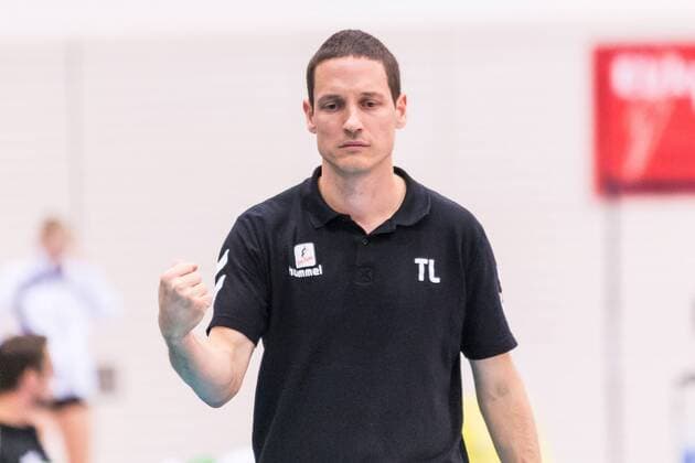 Timo Lippuner Red Ravens Vilsbiburg Coach cheering Portrait single image Volleyball 1 Bundesliga Women Black White Erfurt Red ravens Vilsbiburg xprx