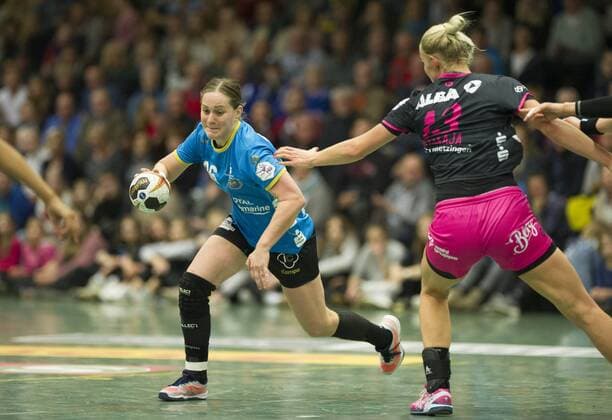 Buxtehuder SV vs TuS Metzingen Handball DHB Cup 04 11 17 Lisa Prior Nr 36 Buxtehuder SV against Shenia Minevskaja Nr 13 TuS Metzingen Buxtehuder SV vs TuS Metzingen xtsx