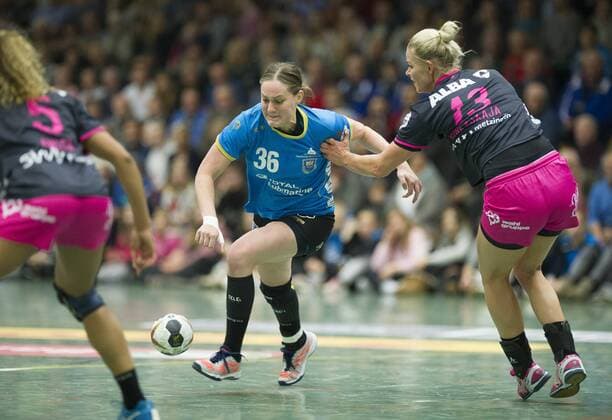 Buxtehuder SV vs TuS Metzingen Handball DHB Cup 04 11 17 Lisa Prior Nr 36 Buxtehuder SV against Shenia Minevskaja Nr 13 TuS Metzingen Buxtehuder SV vs TuS Metzingen xtsx