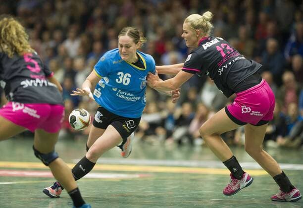 Buxtehuder SV vs TuS Metzingen Handball DHB Cup 04 11 17 Lisa Prior Nr 36 Buxtehuder SV against Shenia Minevskaja Nr 13 TuS Metzingen Buxtehuder SV vs TuS Metzingen xtsx