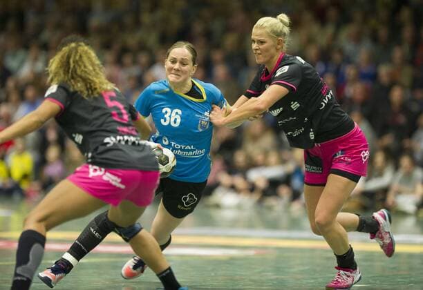 Buxtehuder SV vs TuS Metzingen Handball DHB Cup 04 11 17 Lisa Prior Nr 36 Buxtehuder SV against Shenia Minevskaja Nr 13 TuS Metzingen Buxtehuder SV vs TuS Metzingen xtsx