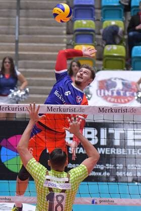 04 11 2017 xtkx Volleyball Men United Volleys Frankfurt TSV Herrsching emspor v Adrian aciobantei United Volleys Andre Brown Herrsching Frankfurt
