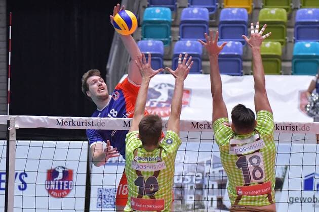 04 11 2017 xtkx Volleyball Men United Volleys Frankfurt TSV Herrsching emspor v Lincoln Williams United Volleys Tom Strohbach Herrsching Andre Brown Herrsching Frankfurt